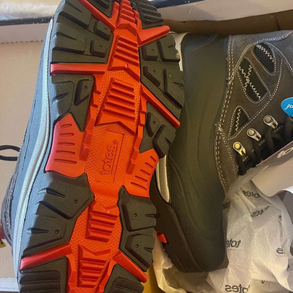Brand new in Box men’s size 11 Totes insulated waterproof snow boots
